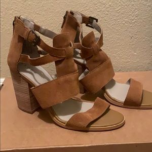 Hinge sandals